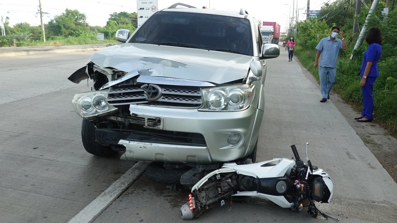 ฟอร์จูนเนอร์ชน จยย.ลากติดหน้ารถ 400 ม.ตาย 1 ก่อนเสย จยย.พ่วงข้างเจ็บหนัก