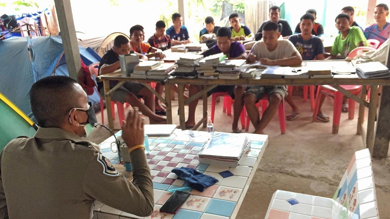 ดาบตำรวจทำดีรับติวเด็กเข้าตร. สอนฟรี สอบได้ 99 คน ยอมสละทิ้งยศ "ร.ต.ต.’"