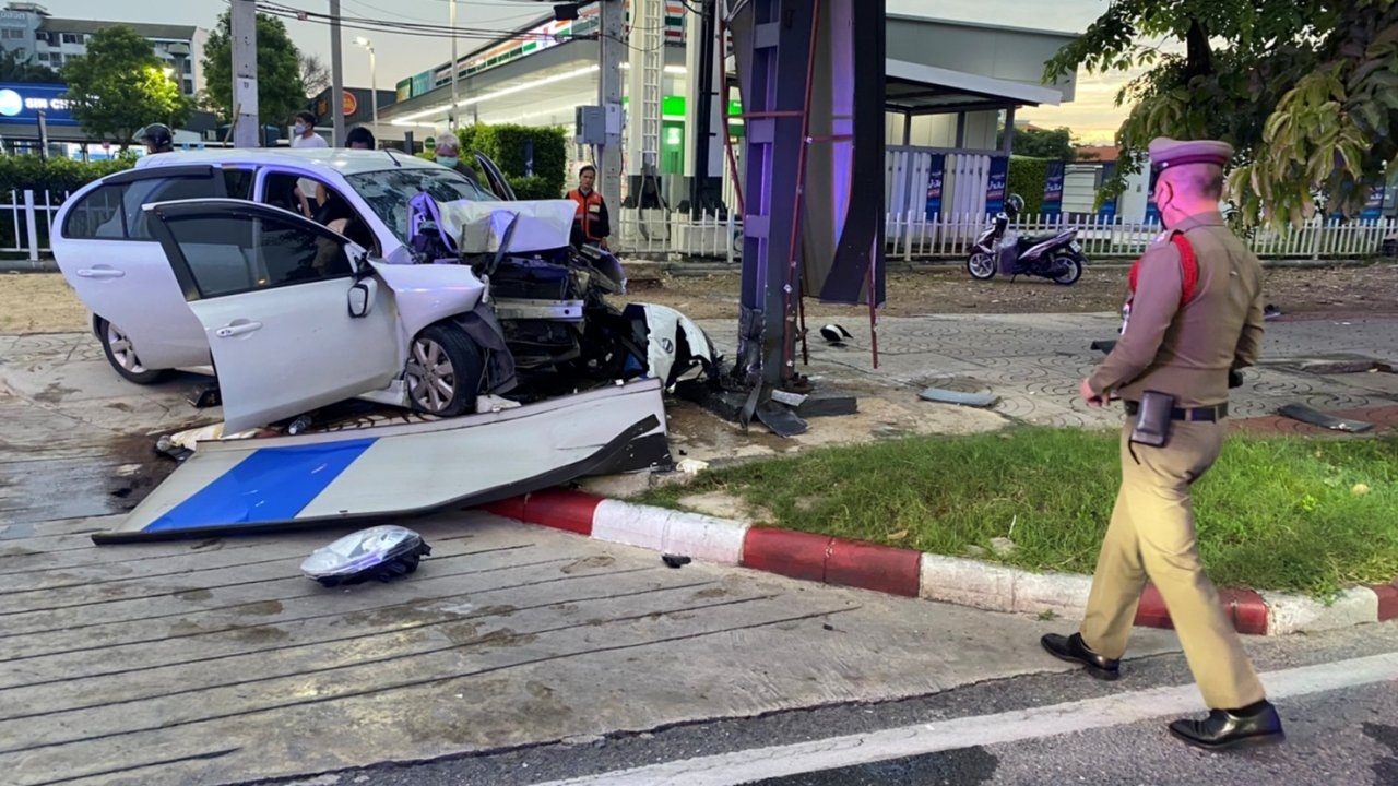 เก๋งเสียหลักพุ่งชนเสาเหล็กป้ายโฆษณา ริมถนนย่านสายไหม ตาย 1 สาหัส 1