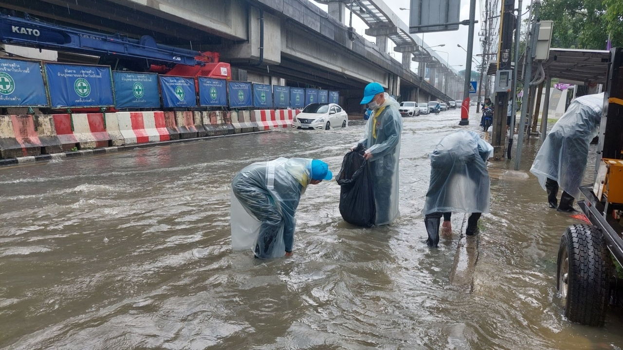 ผบ.มทบ.11 นำกำลังพลช่วย ปชช. หลังฝนตกหนัก เกิดน้ำท่วมขัง 
