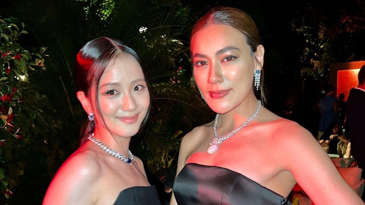คิมเบอร์ลี่ ดินเนอร์ในงานแบรนด์หรู กระทบไหล่ จีซู BLACKPINK (คลิป)