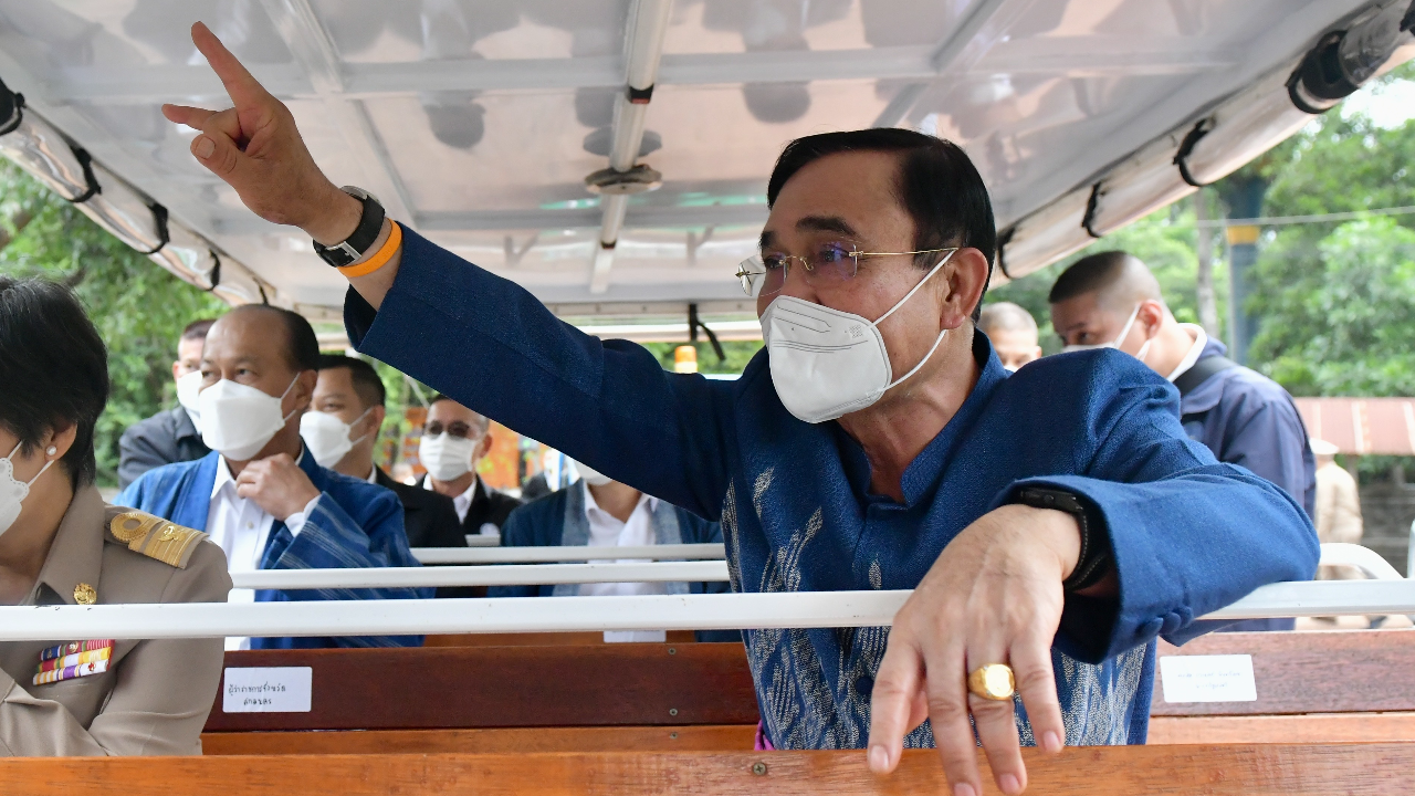 “ลุงตู่” พูดเลข 3 ตัว ขณะคุยเกษตรกรโคขุนโพนยางคำที่สกลนคร