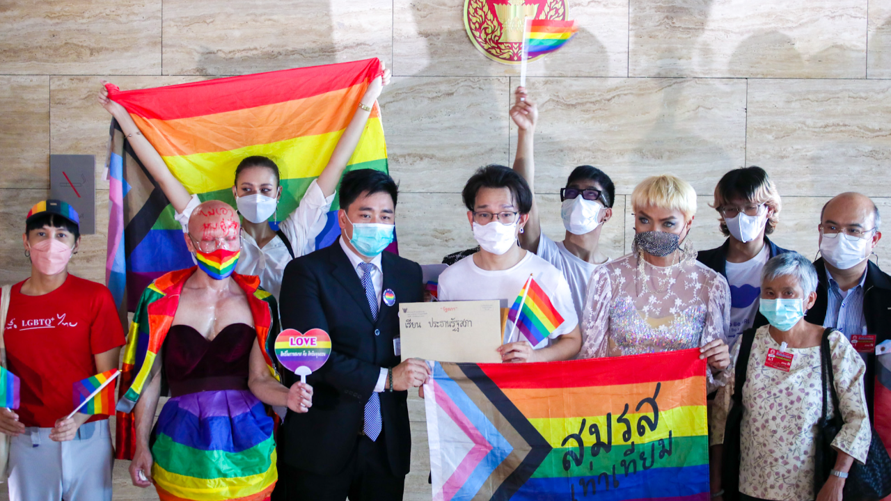 กลุ่ม "LGBTQ+ภาคีสีรุ้ง" บุกสภา แสดงจุดยืน หนุนร่าง พ.ร.บ.สมรสเท่าเทียม