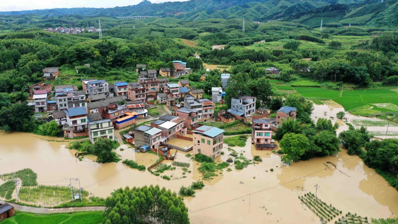 พื้นที่ตอนใต้และตะวันออกของจีนยกระดับเตือนภัย รับมือน้ำท่วมหนัก