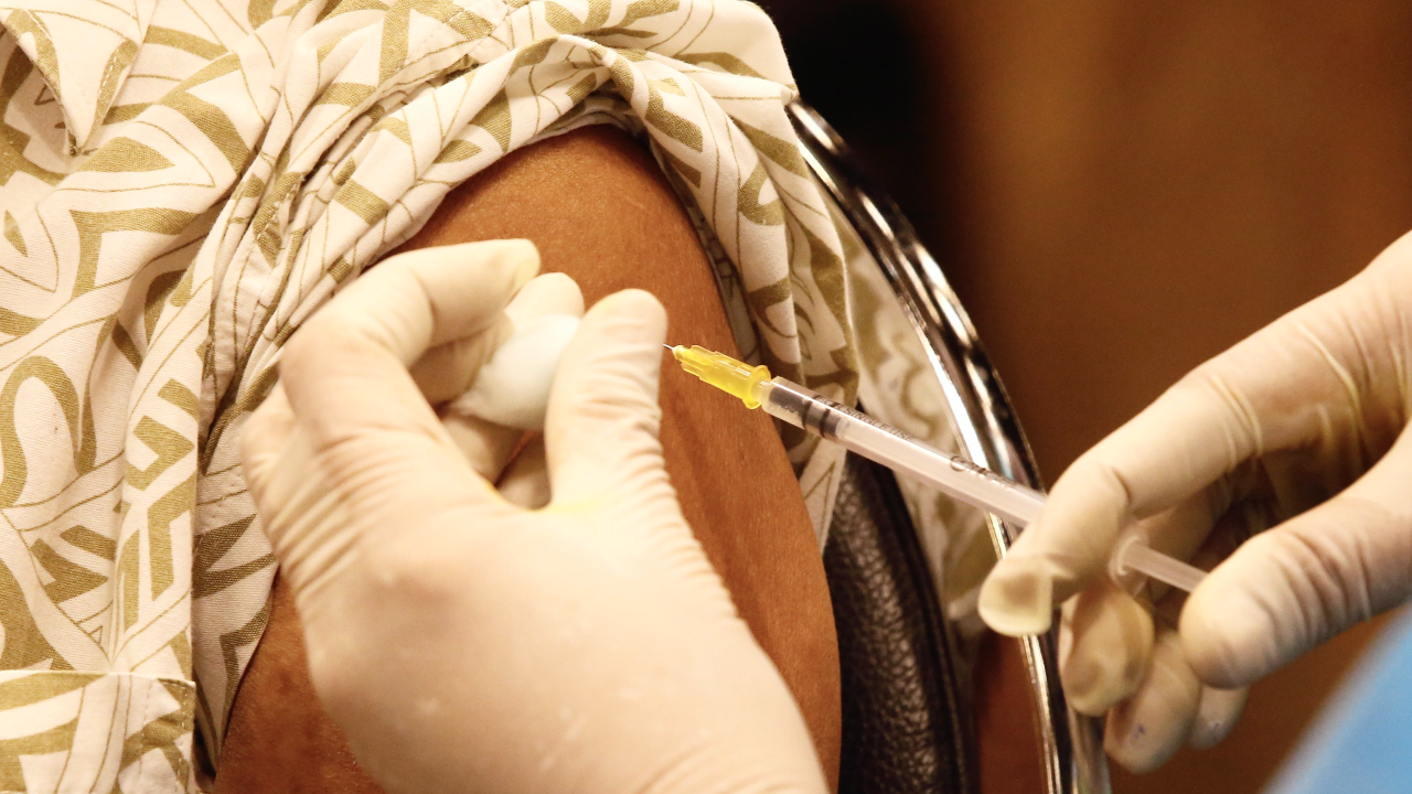 ฉีดวัคซีนโควิดเข็มกระตุ้นหลังเข็ม 3 ได้ทุก 4 เดือน เผยแนวโน้มอาจต้องฉีดทุกปี