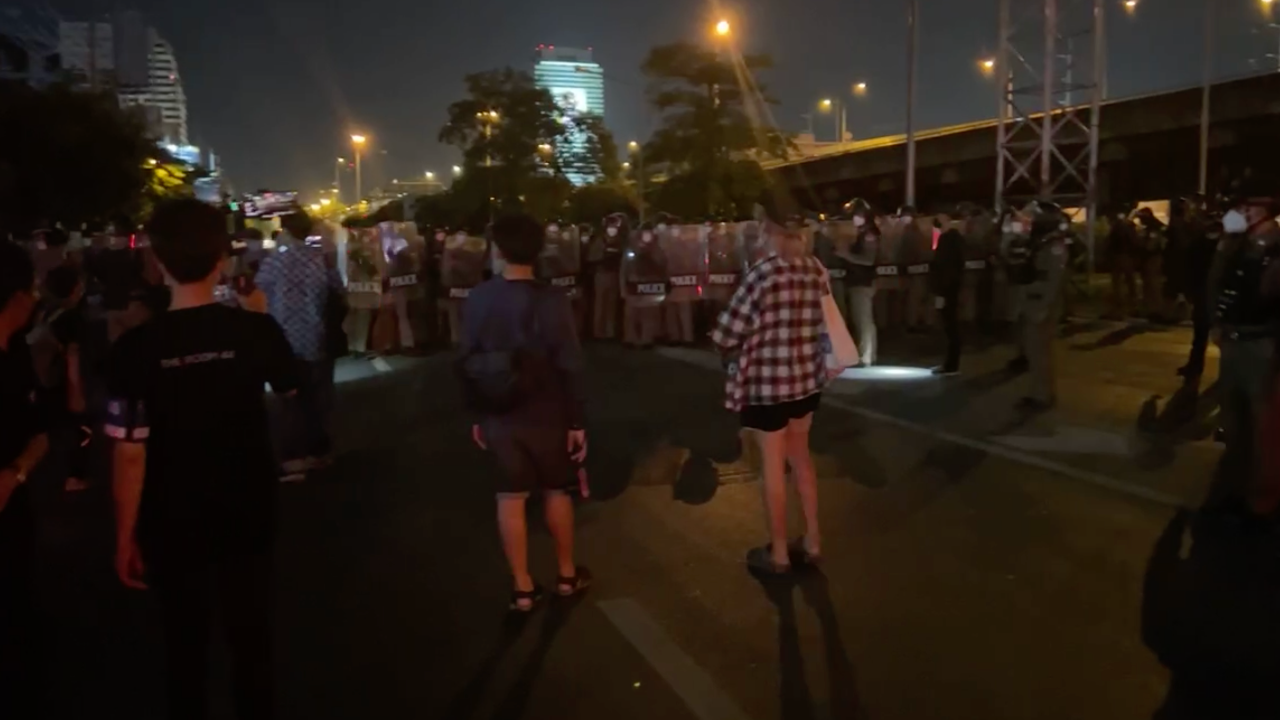 "ม็อบ 14 มิถุนา" ถอยกลับ ปักหลัก "สามเหลี่ยมดินแดง" คฝ.ตรึงกำลังเข้ม