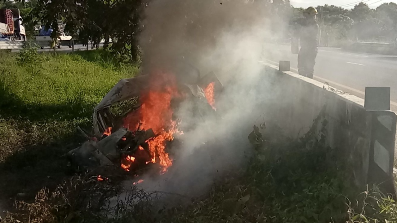 รถชนตอม่อไฟลุก คนขับขาติดดึงไม่ออก ถูกคลอกดับสลด 