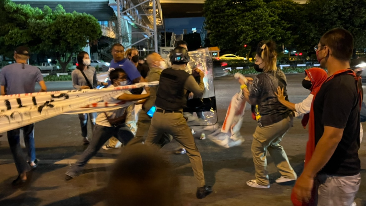 ชุลมุน! ตร.ปะทะ ยื้อแย่งป้ายผ้ากลุ่มม็อบ หลังประกาศมุ่งหน้าบ้านนายกฯ (คลิป)