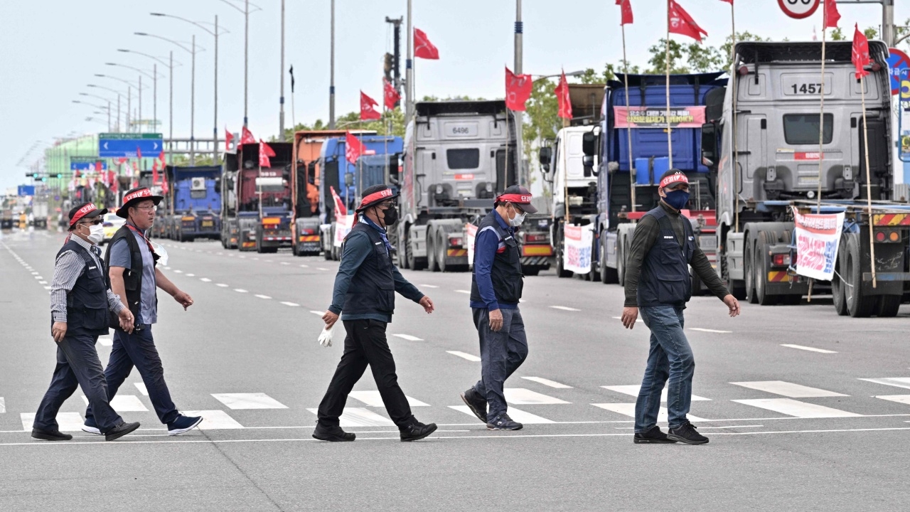 สิงห์รถบรรทุกเกาหลีใต้ยุติประท้วง รบ.ยอมขยายเวลาประกันค่าจ้าง