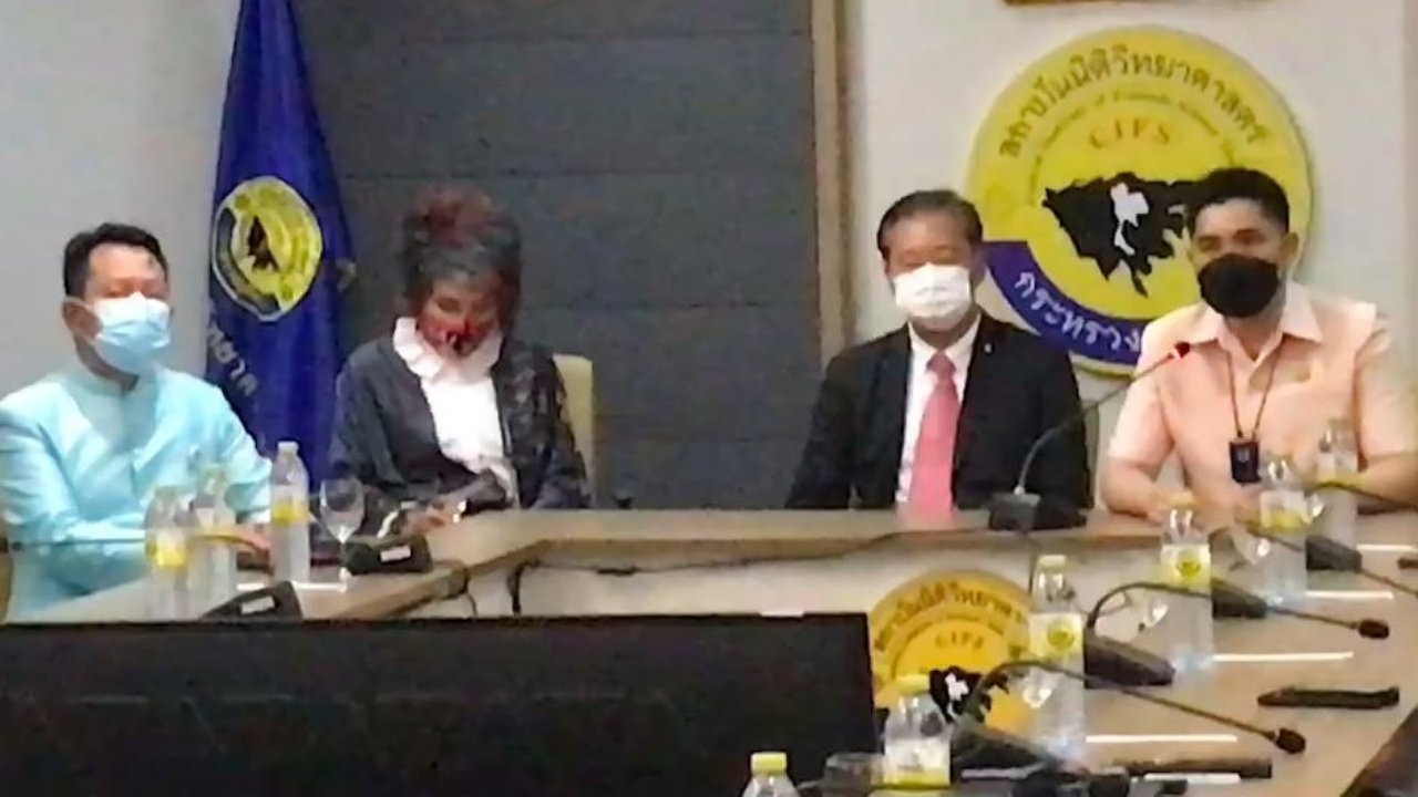 สถาบันนิติวิทยาศาสตร์ รับมอบผ้าเปื้อนเลือดพิสูจน์ว่าเป็นของแตงโมหรือไม่