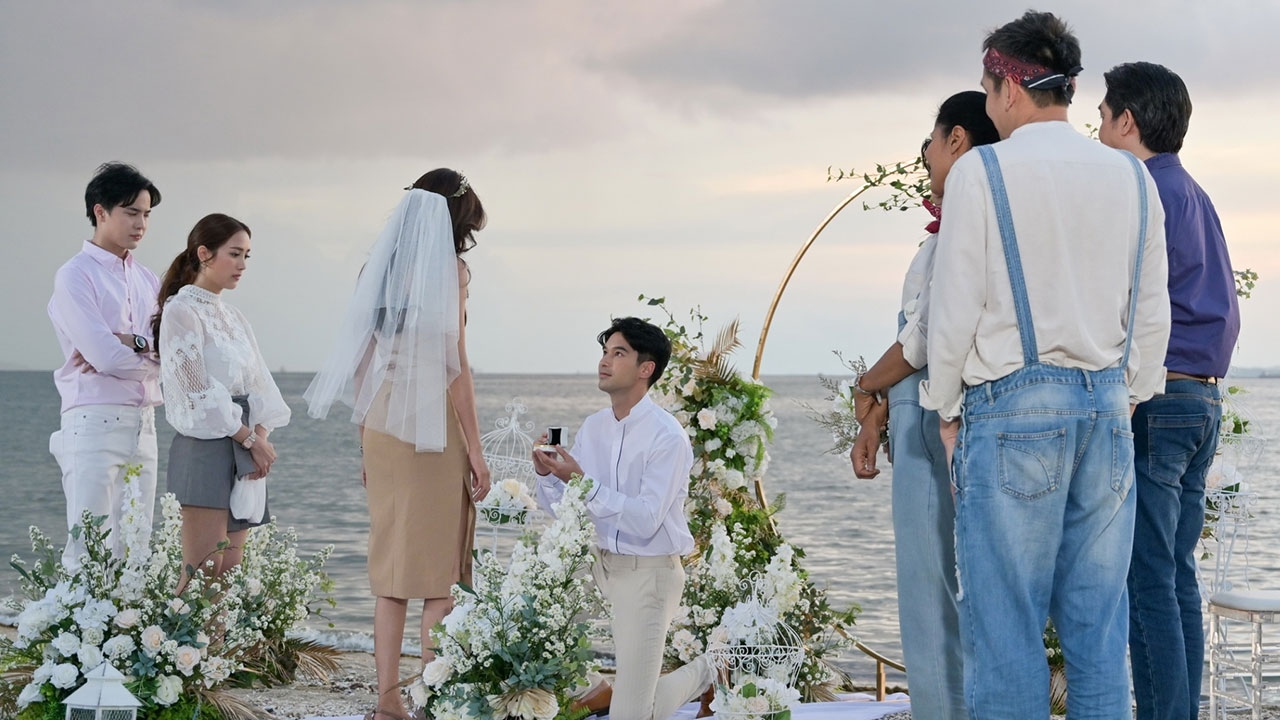 เซอร์ไพรส์กว่า พิ้งค์พลอย-แม็กกี้ งงไปตามกัน ฉากขอแต่งงาน ใน "ปางเสน่หา"