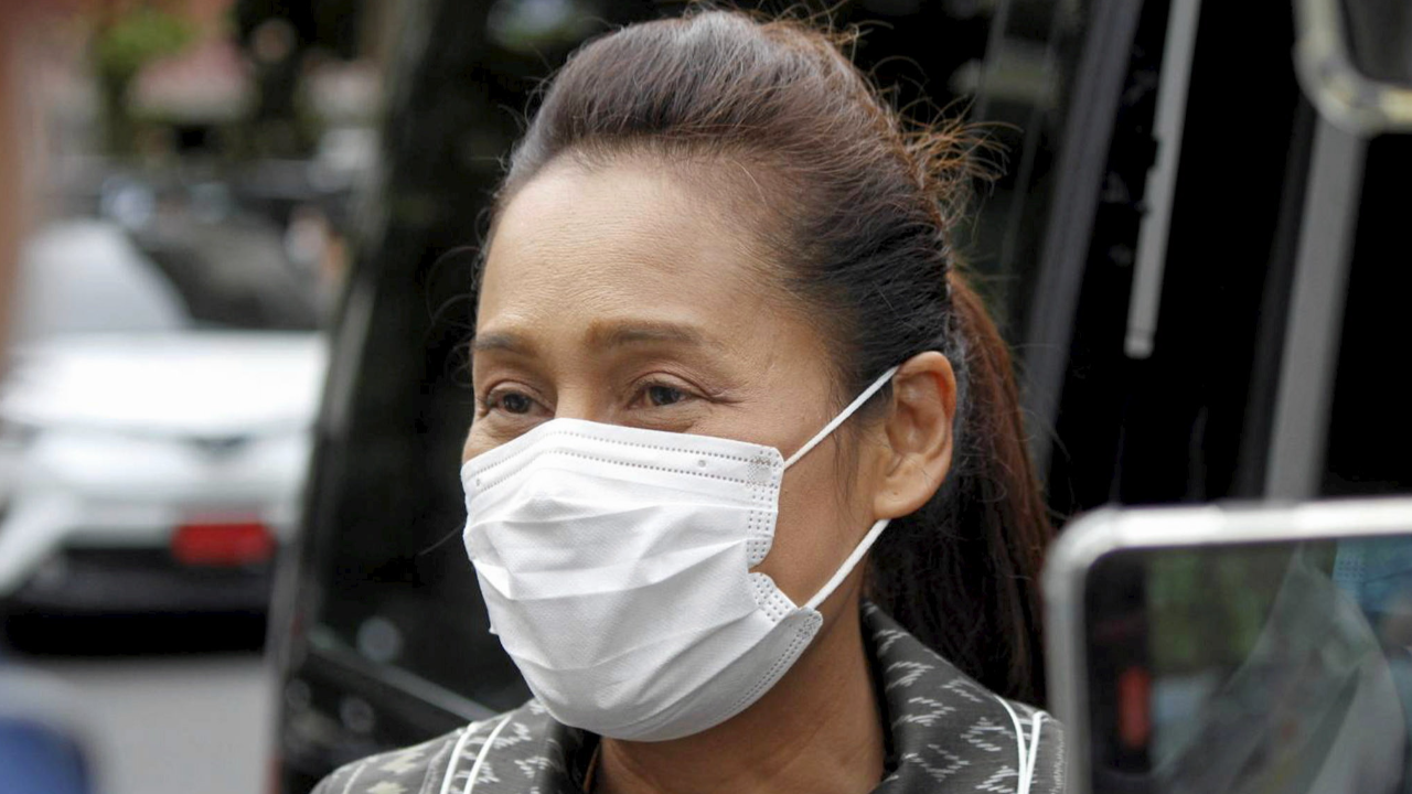 “กนกวรรณ” ได้แต่ยกมือไหว้ ไม่ตอบหลายคำถาม ปมลาออก รมช.ศธ. รวมถึงเรื่องพ่อ