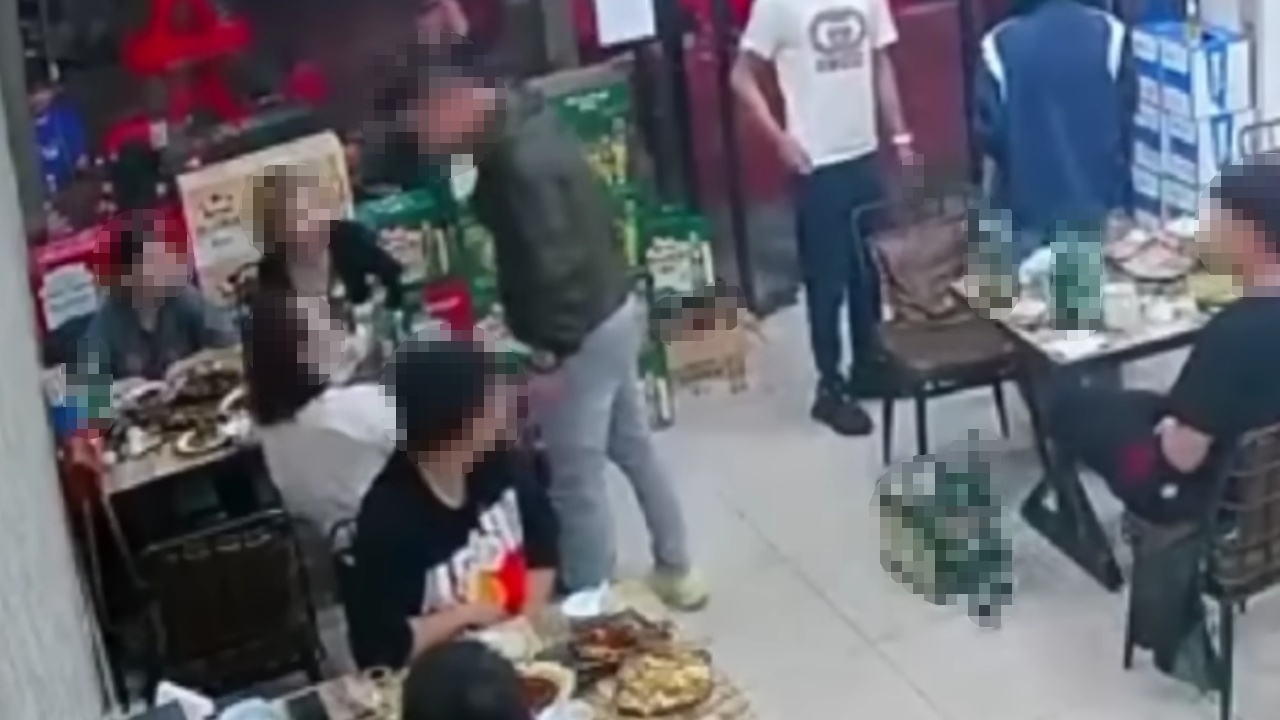 ชาวเน็ตจีนเดือด คลิปกลุ่มชายทำร้ายผู้หญิงที่ร้านอาหาร ตร.จับได้แล้ว 9 คน