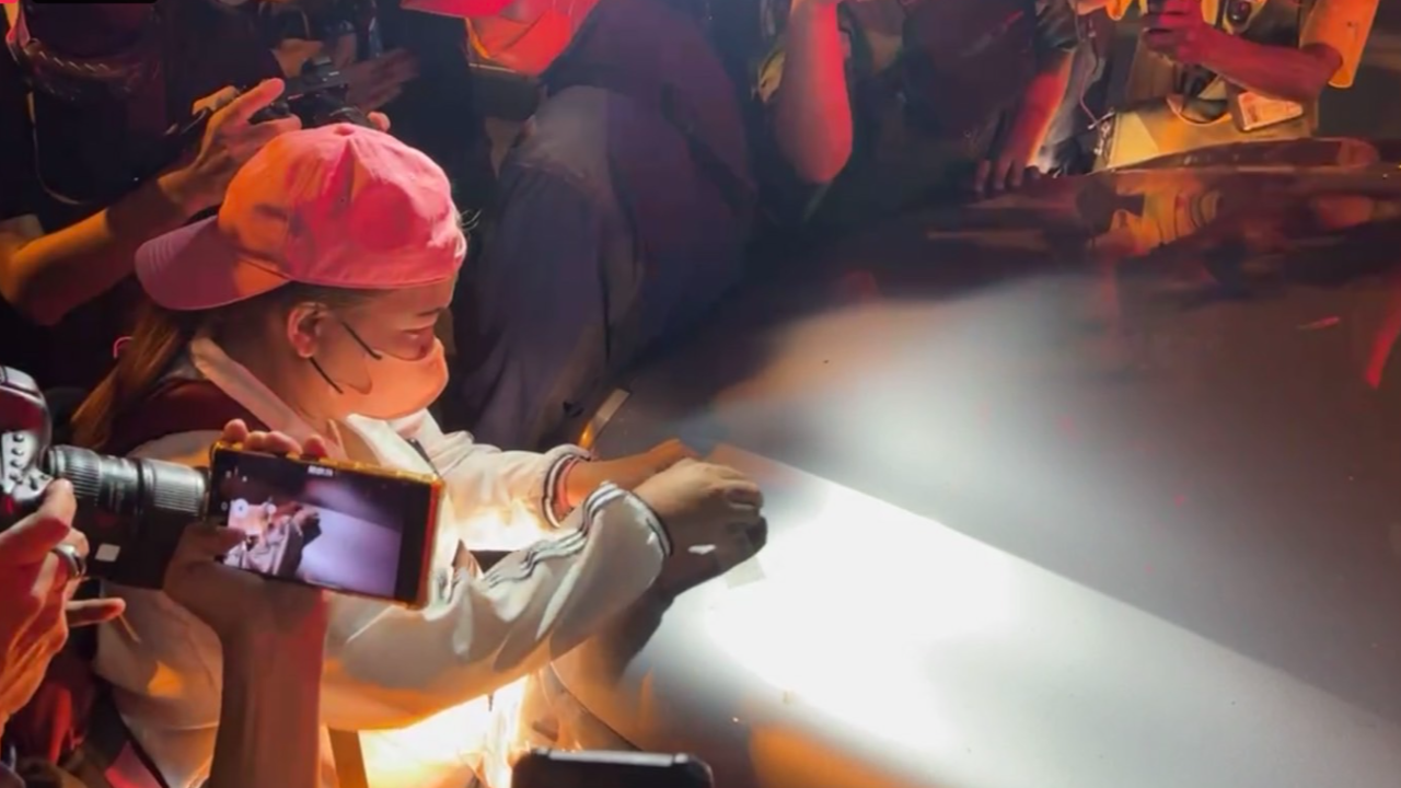 ตร.ยอมถอยหนีผู้ชุมนุม หลังม็อบไล่แปะสติกเกอร์หน้ารถและโล่ฝากข้อความถึงนายกฯ