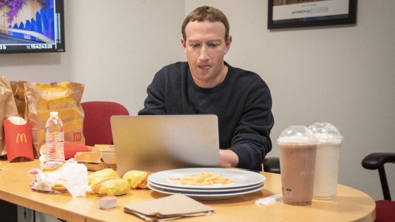 Mark Zuckerberg แชร์ภาพถ่ายบนโต๊ะทำงาน ขณะทำงานด้วย MacBook แต่ใช้โฟโตชอปลบโลโก้ Apple
