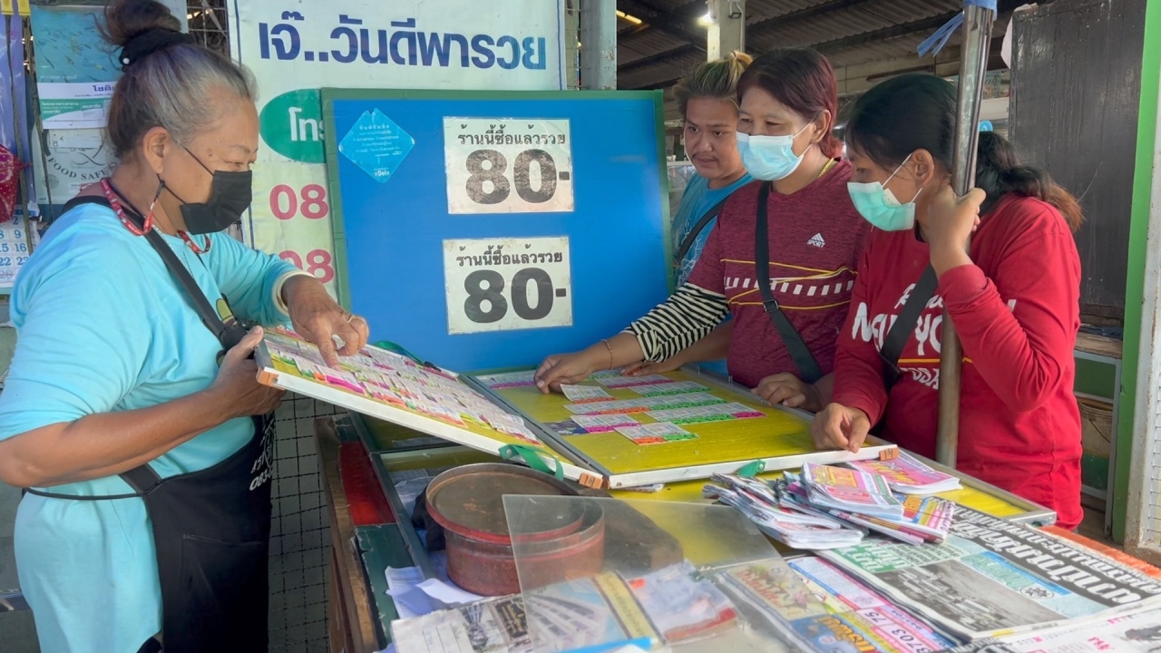 แม่ค้าสลากฯ บอก "เลขเด็ด" มาแรง ทั้งเลขแม่น้ำหนึ่ง-บวงสรวงปู่ศรีสุทโธ