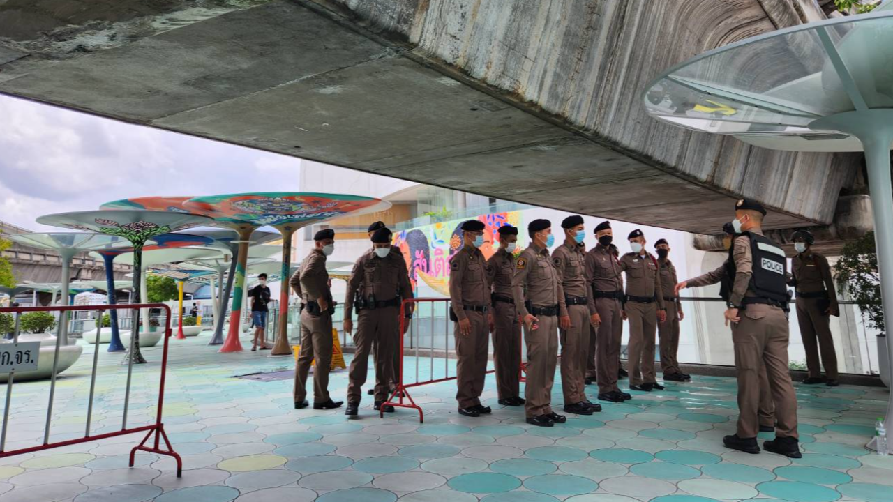 ม็อบเริ่มมาแล้ว รวมตัวสี่แยกปทุมวัน ตำรวจตั้งกำลัง 1 กองร้อยคอยรับมือ