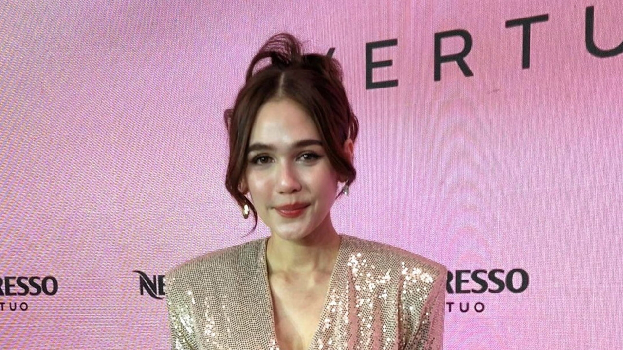 "ชมพู่" ทวงบัลลังก์แฟชั่นนิสต้า บินปารีสแฟชั่นวีกในรอบ 3 ปี ห่างลูก 7 วัน