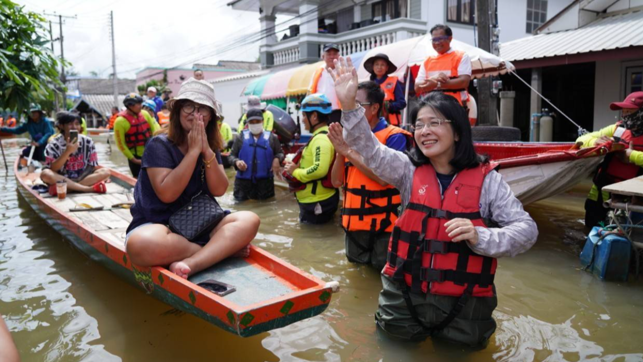 “สุดารัตน์” พาลูกพรรคลุยอุบลฯ ช่วยอพยพชาวบ้านจากพายุโนรู