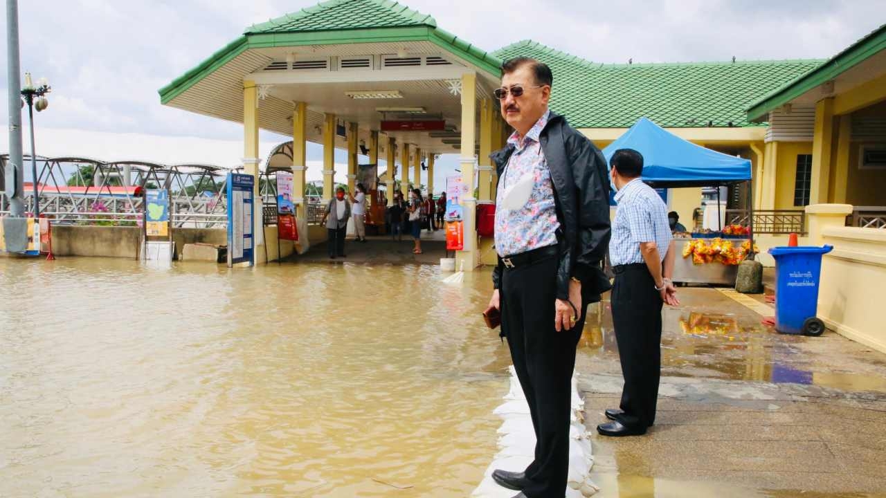 มาแล้ว น้ำเหนือถึงนนทบุรี  ล้นเจ้าพระยาท่วมชุมชนริมน้ำ