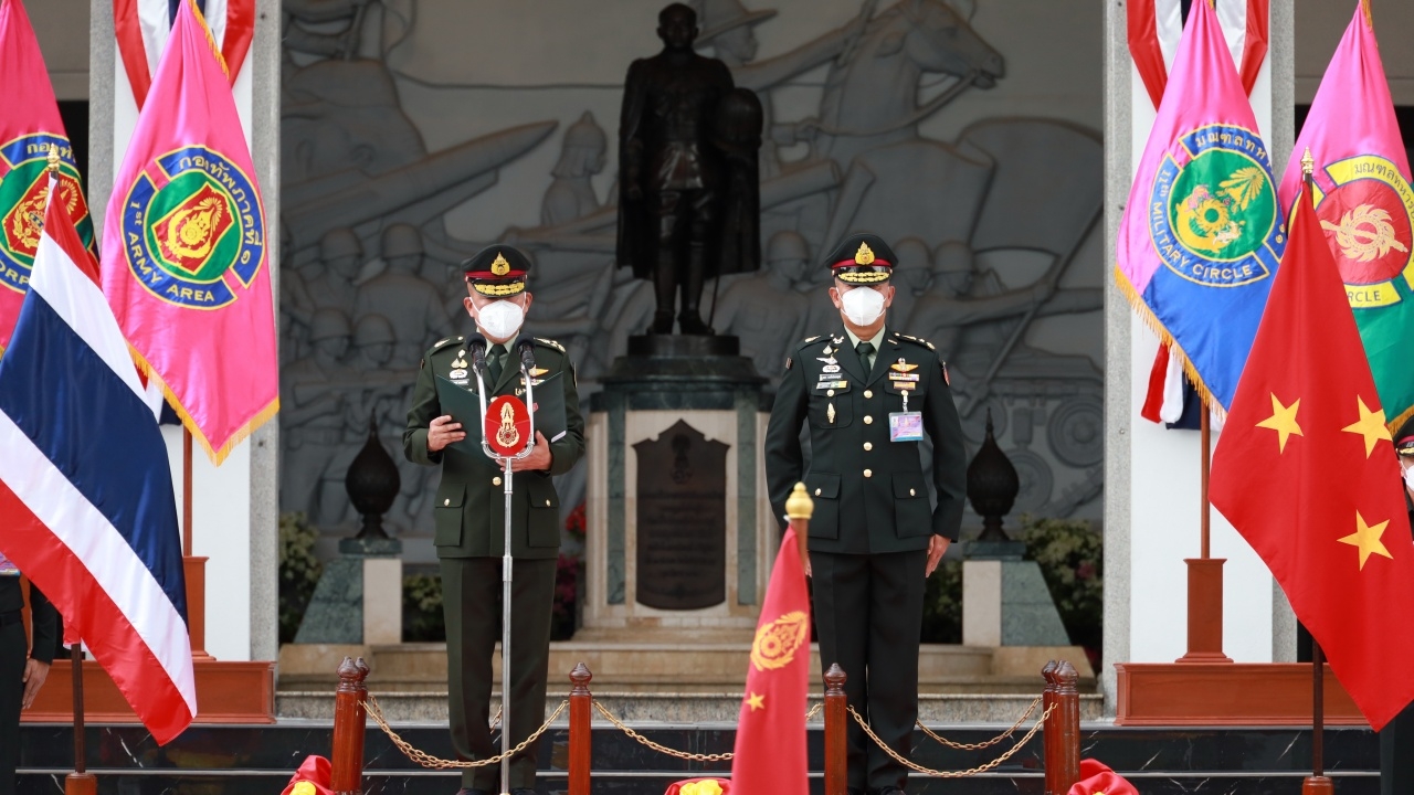 "บิ๊กโต" ส่งหน้าที่ มทภ.1 ให้ "บิ๊กปู" ยันเป็นกำลังหลักปกป้องชาติ สถาบัน