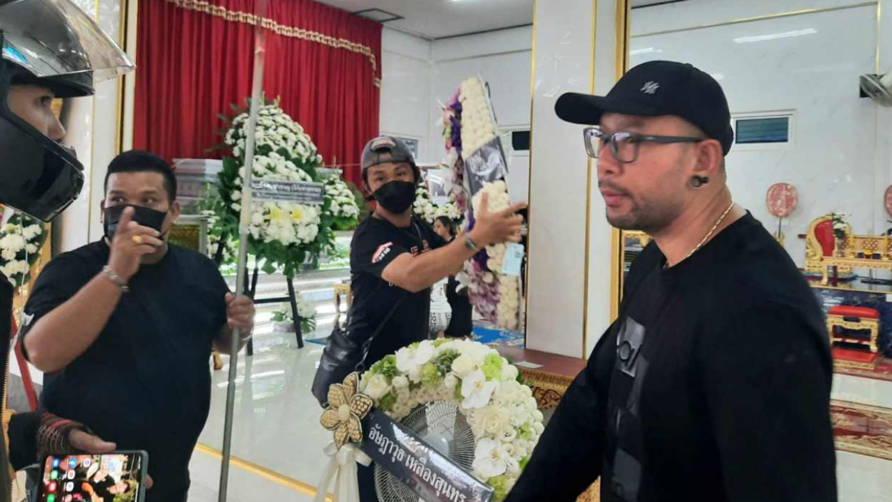 เอ๋ เชิญยิ้ม เศร้ารดน้ำศพลูกชาย เผยโทรไปย้ำเรื่องขับรถ หลังมีลางบอกเหตุ  