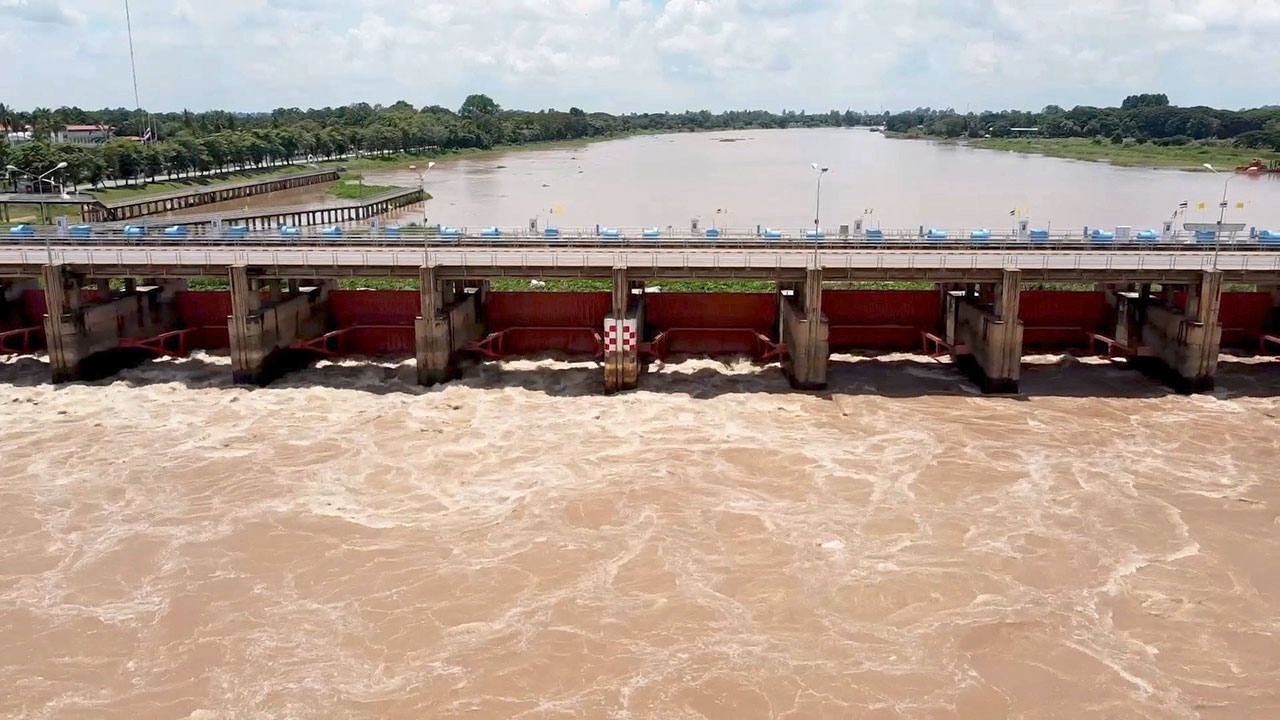 เขื่อนเจ้าพระยาน้ำล้น เร่งระบายสูงสุด ท่าจีนก็เอ่อทะลัก (คลิป)