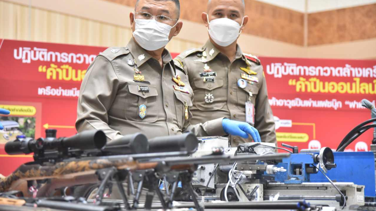 ผบ.ตร.คนใหม่ ประเดิมวันแรก แถลงจับปืนเถื่อนขายออนไลน์ 145 กระบอก 