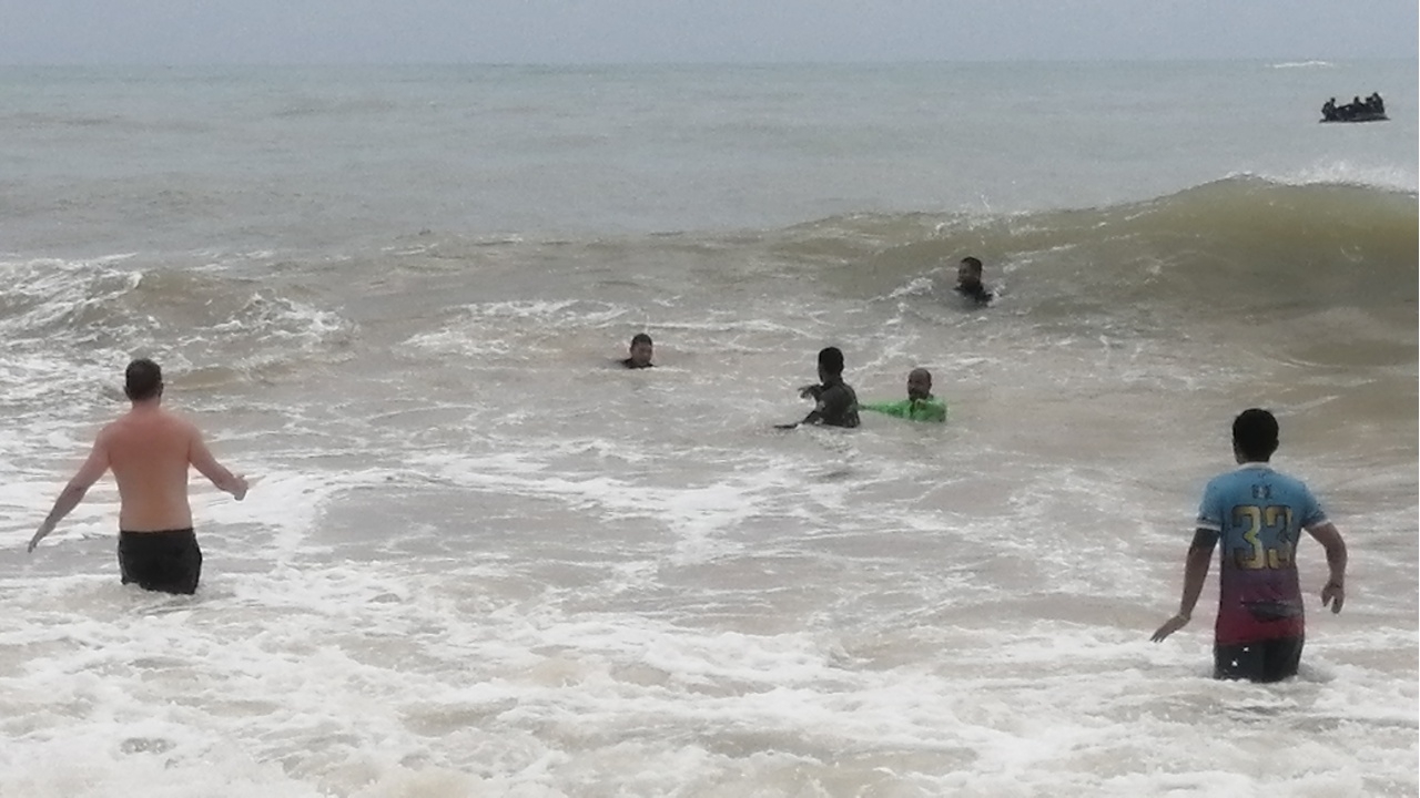 พบศพหนุ่มยุ่น ฝ่าธงแดงลงเล่นน้ำทะเลแล้ว หลังระดมกู้ร่างกว่า 3 ชม.