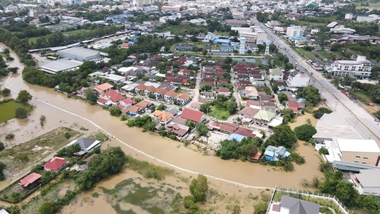 "ชัยภูมิ" ระทึก น้ำเขื่อนทะลักล้นพนัง ไหลท่วมตัวเมืองหนัก ส่อวิกฤติซ้ำ