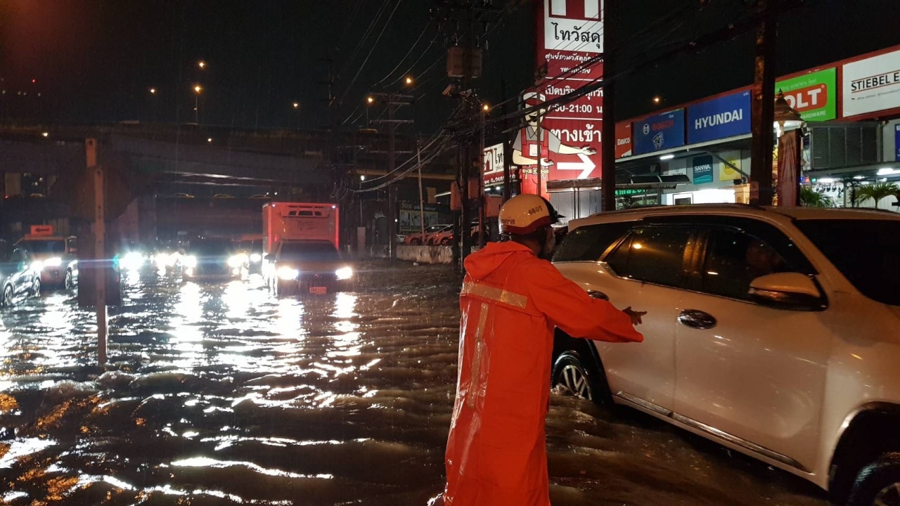 ผบ.ตร.สั่งตำรวจเร่งช่วยเหลือประชาชน หวั่นจราจร "กทม.-ปริมณฑล" เป็นอัมพาต