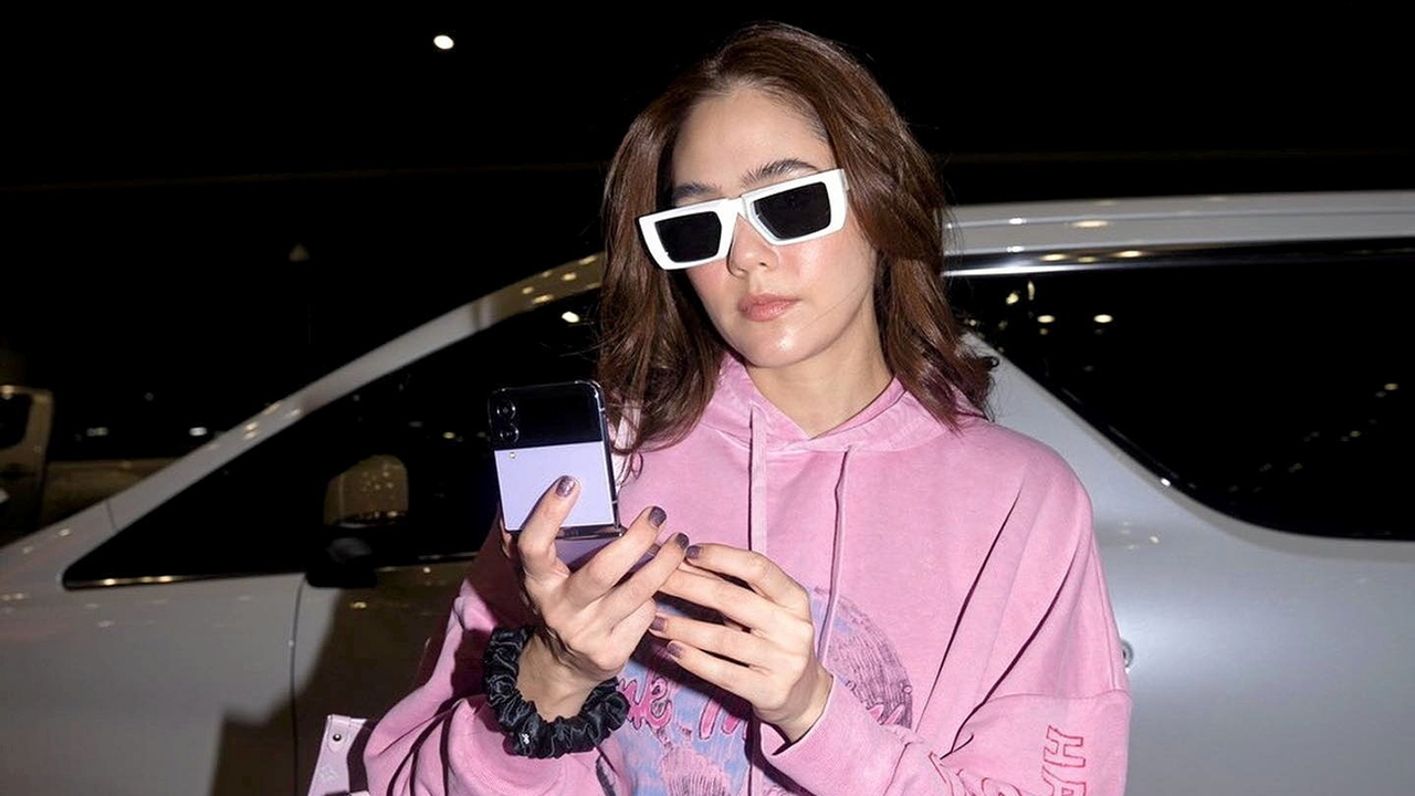 "ชมพู่-อารยา" บินไปร่วมงาน ปารีส แฟชั่นวีก 2022 แค่แฟชั่นสนามบินก็ปังแล้ว