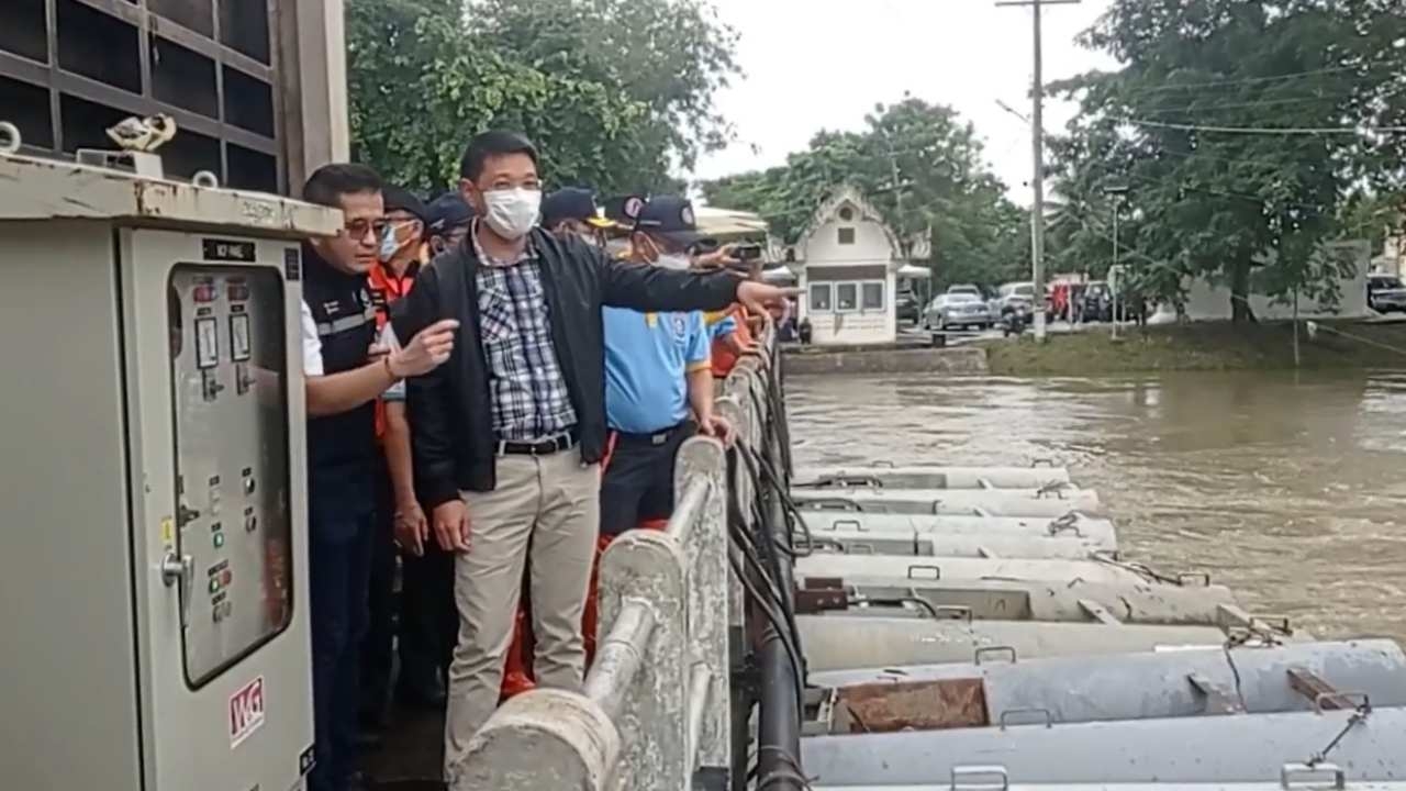 ผู้ว่าฯ โคราชนำทีมไปที่พิมาย มอบถุงยังชีพให้กำลังใจชาวบ้านโดนน้ำท่วม