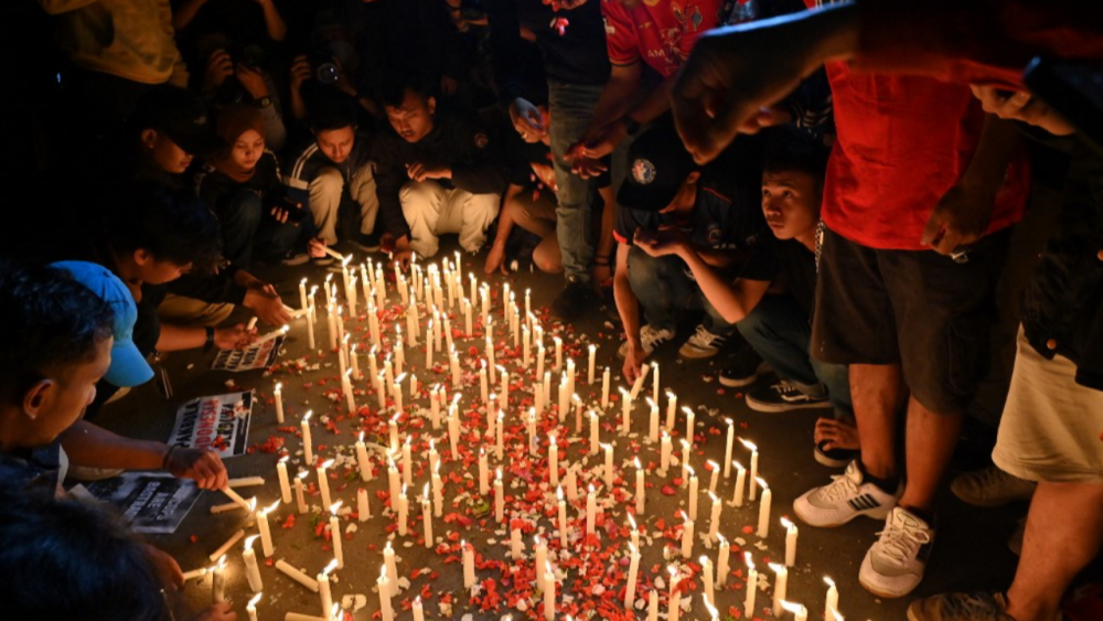 ชาวอินโดนีเซีย ร่วมไว้อาลัยเหยื่อจลาจลช็อกโลก เหยียบกันตายที่สนามฟุตบอล