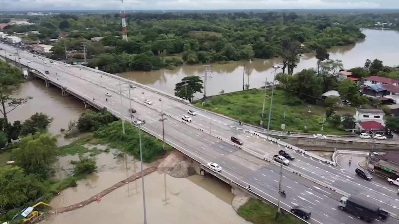 อ.กันทรวิชัยน้ำชีล้น เอ่อท่วมอุโมงค์ทางลอดใต้สะพาน 1 เมตรรถผ่านไม่ได้