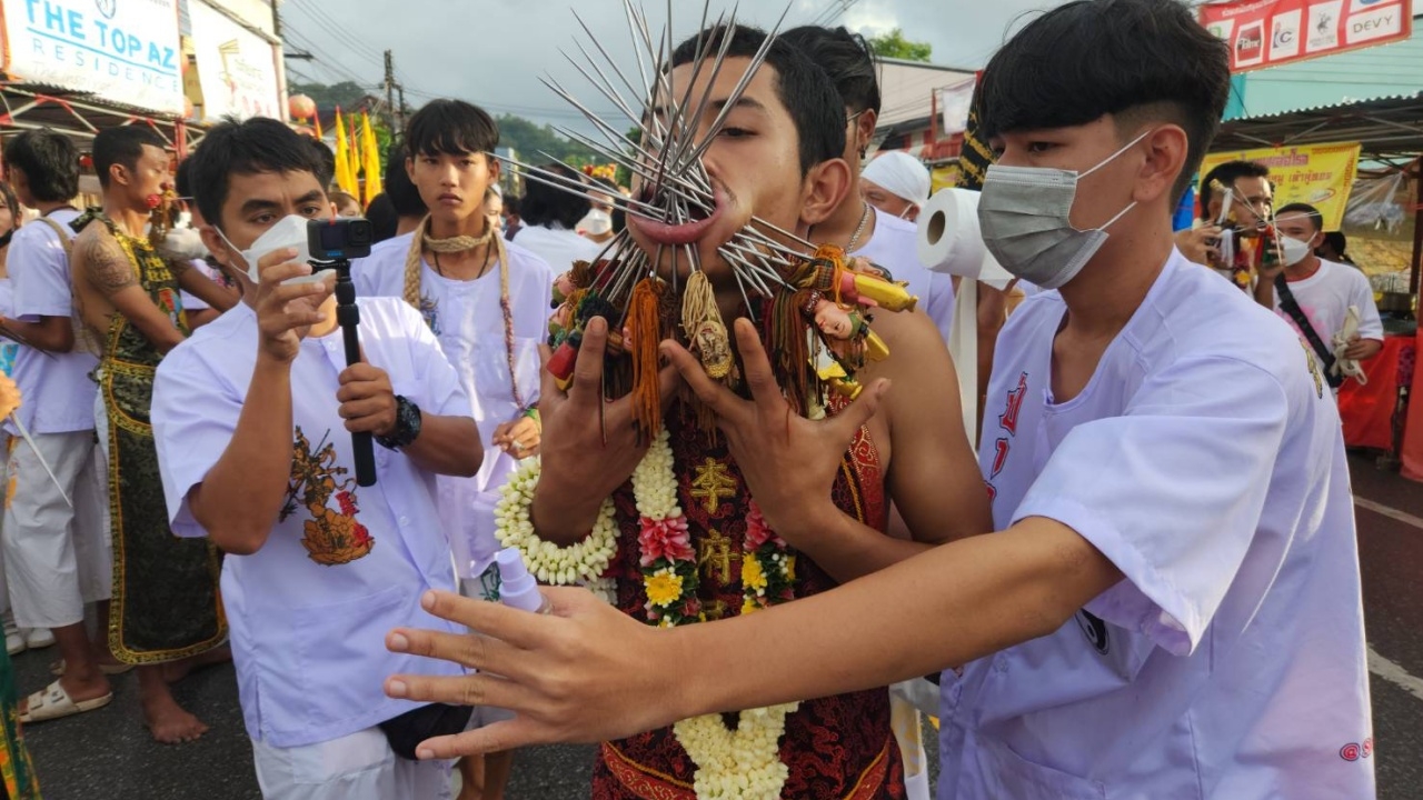 วันสุดท้ายกินเจภูเก็ต ส่งพระกลับสวรรค์ ม้าทรงแสดงอิทธิฤทธิ์คึกคัก