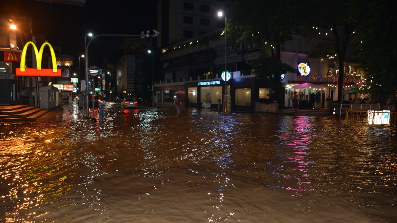 ย่านช้างคลานสู้กับน้ำท่วม แม่น้ำปิงเริ่มทรงตัว คาดลดเรื่อยๆ ถ้าไม่ตกซ้ำ