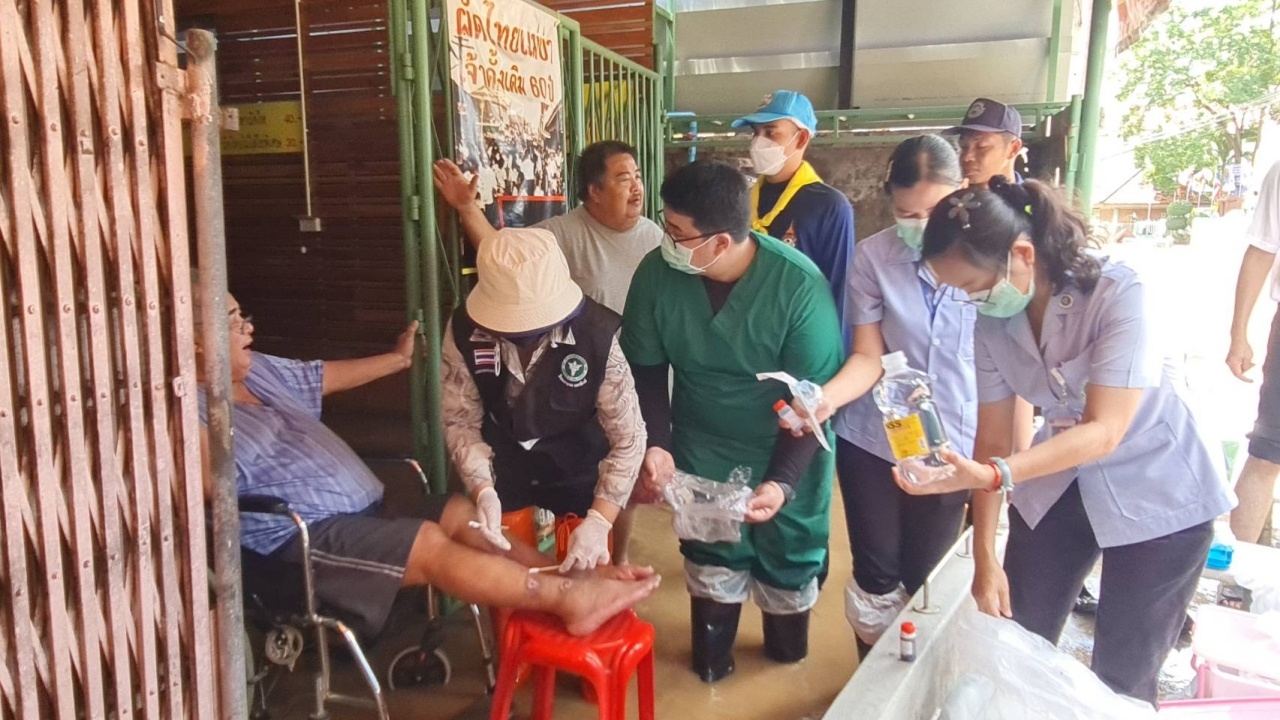 "ช้างคลาน" ท่วมหนัก หมอ-พยาบาล ลงพื้นที่แจกยา รักษาผู้ป่วยติดเตียง