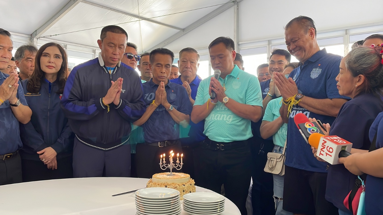 ชื่นมื่น “เสี่ยหนู” นำทัพภูมิใจไทย ยกเค้กอวยพรวันเกิดครูใหญ่ “เนวิน” 