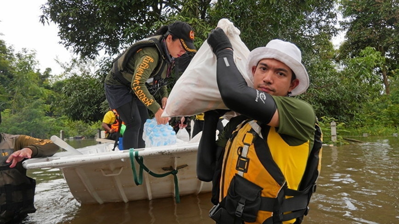 "เข้ม หัสวีร์" ลงพื้นที่ลุยน้ำช่วยผู้ประสบภัยพายุโนรู