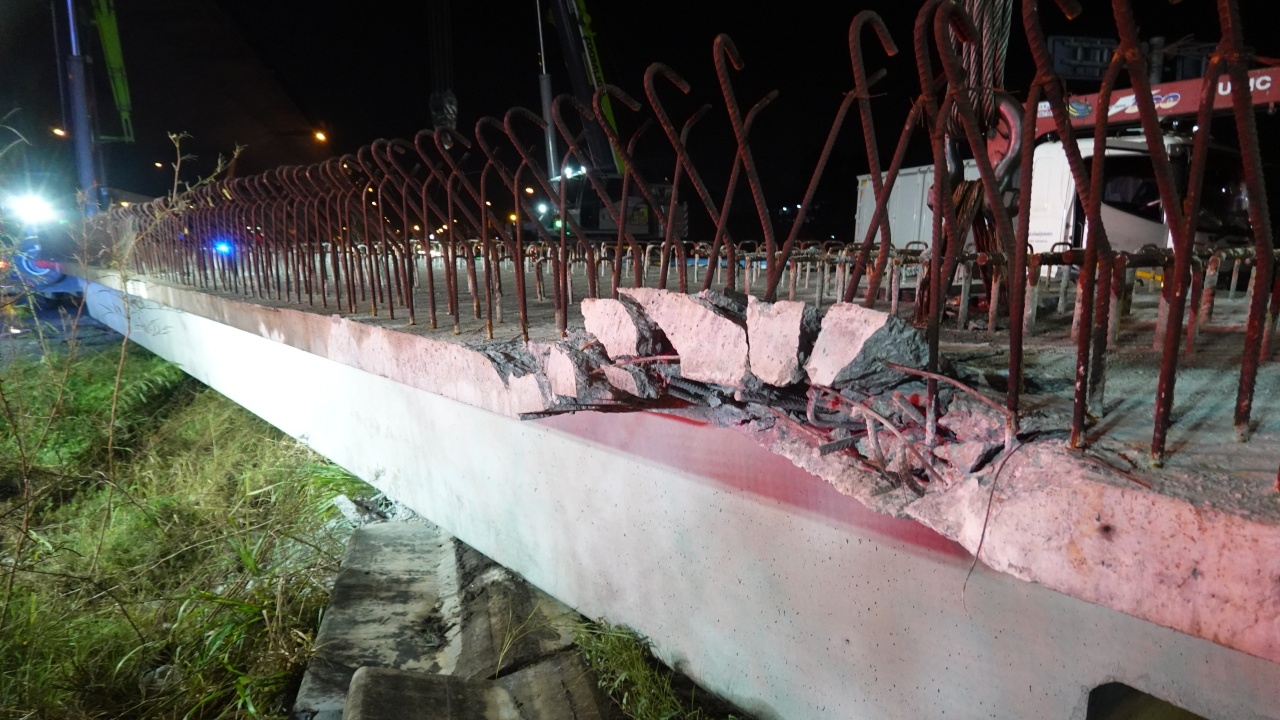 คานสะพานหนัก 75 ตัน จะไปส่งที่พระราม 2 ร่วงตกข้างทาง โชคดีไม่มีรถชนซ้ำ