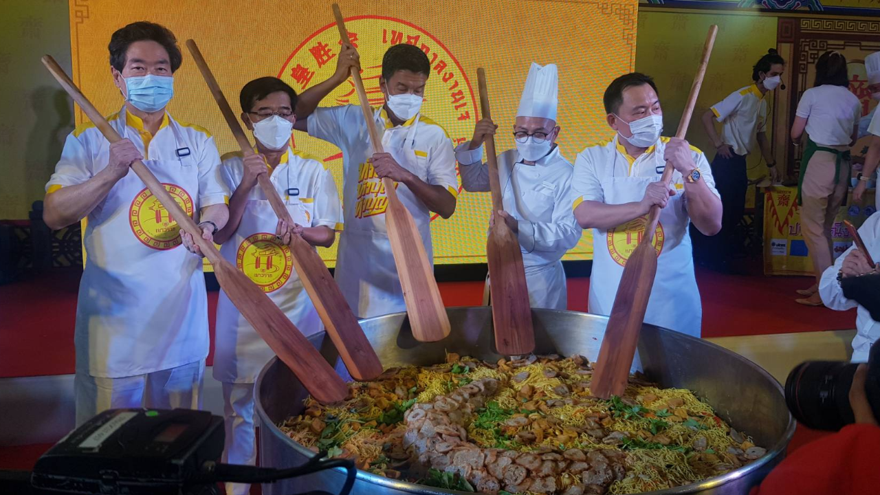 "ชัชชาติ" โชว์ "ผัดหมี่ 100 จักรพรรดิมังกร" เปิดเทศกาลกินเจ "เยาวราช"