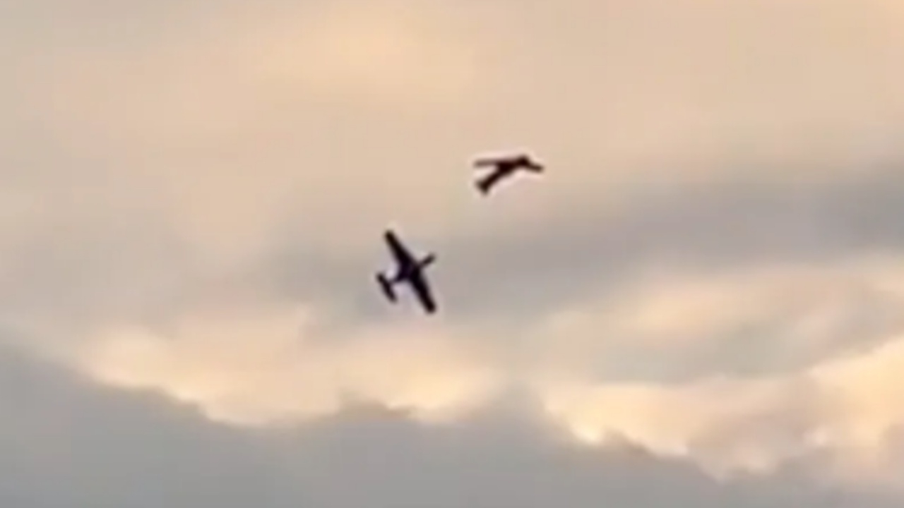 นาทีช็อก เครื่องบินผาดแผลง ชนกันกลางอากาศที่เยอรมนี นักบินตายทั้งคู่ (คลิป)