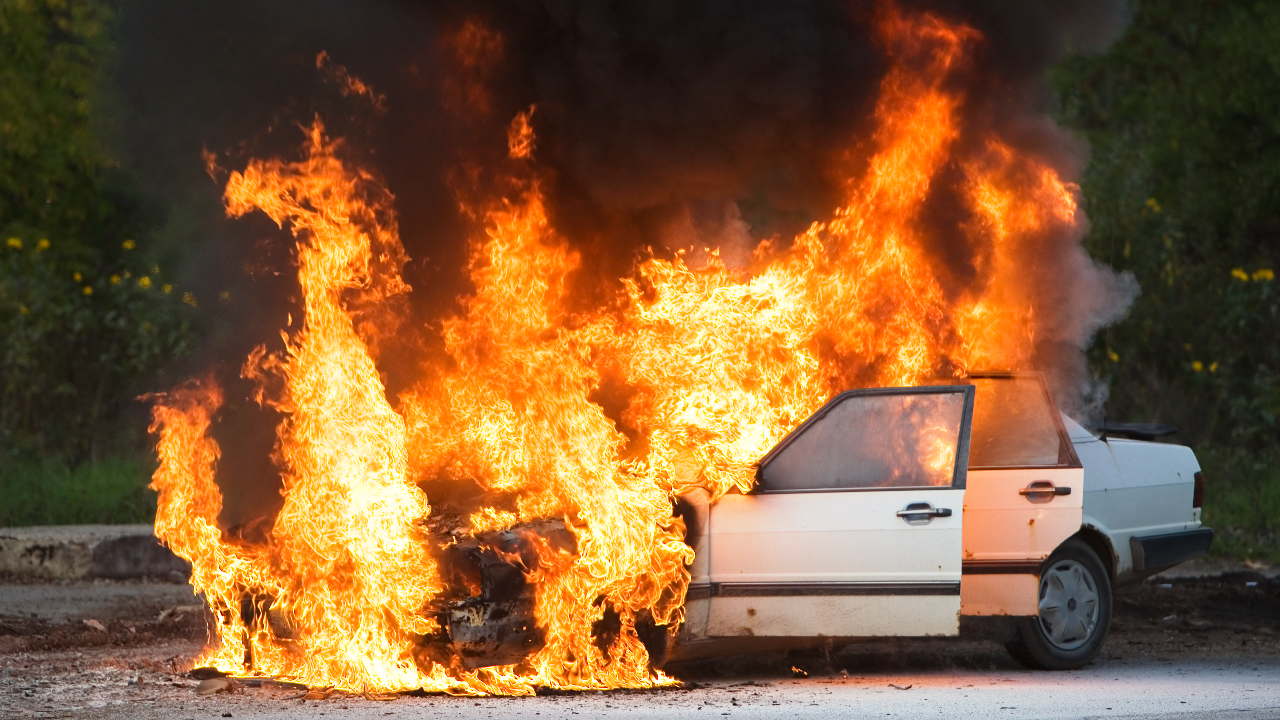 วิธีเอาตัวรอดจาก “ไฟไหม้รถ” พร้อมวิธีป้องกันก่อนสายเกินแก้ 