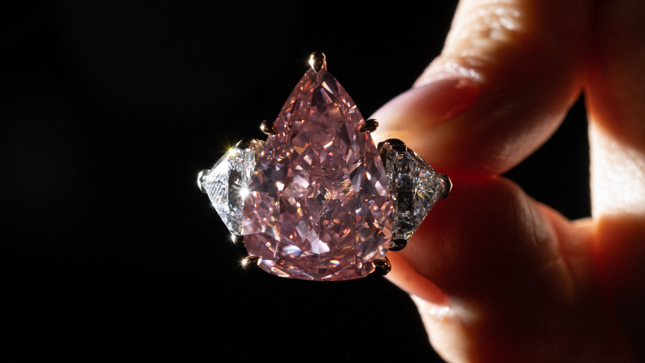 เพชรสีชมพูหายาก 18.18 กะรัต เตรียมเปิดประมูล มูลค่ากว่าพันล้านบาท