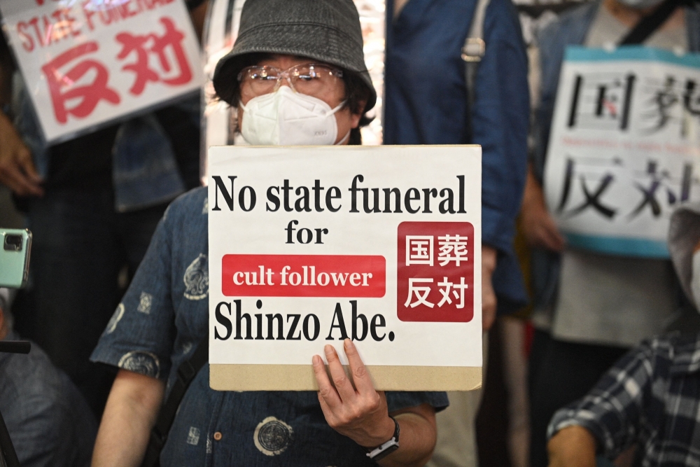 รัฐพิธีศพชินโสะ อาเบะ ทำไมถึงกลายเป็นปัญหา?