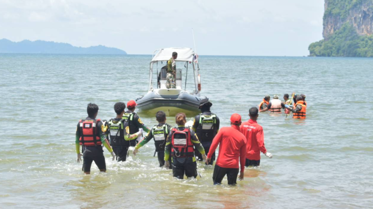 ครอบครัวช็อก หนุ่มใหญ่สองพี่น้อง จมน้ำตายด้วยขณะไปเที่ยวทะเลตรัง 