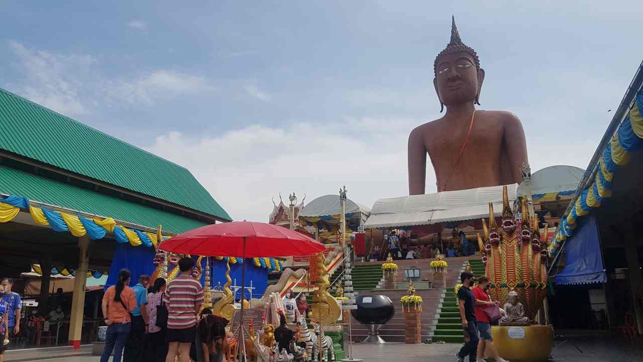 ขนสับปะรด 631 ลูก แก้บนหลวงพ่อสมหวัง ถูกหวยชุด 10 ใบ เซียมซีได้เลขเด็ด 1 ต.ค.65