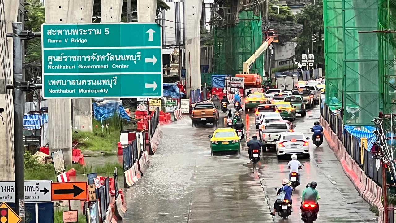 นนทบุรีไม่รอด ฝนถล่มหนักน้ำท่วมหมู่บ้าน รถติดทั้งเมือง