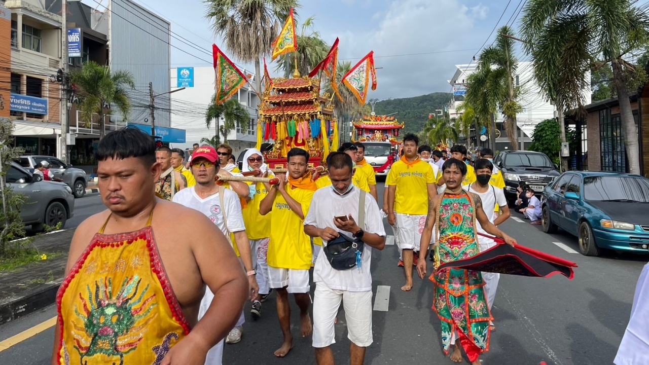 "อิ้วเก้ง" ภูเก็ต แห่พระรอบเมือง วันแรก ม้าทรงใช้อาวุธ ทรมานร่างกาย